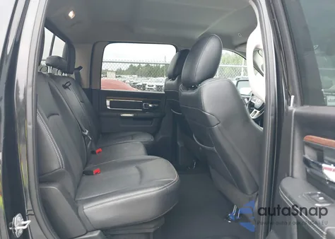 2018 Ram 1500 Laramie 4X4 5'7 Box z USA, uszkodzony, nr VIN 1C6RR7NTXJS213625